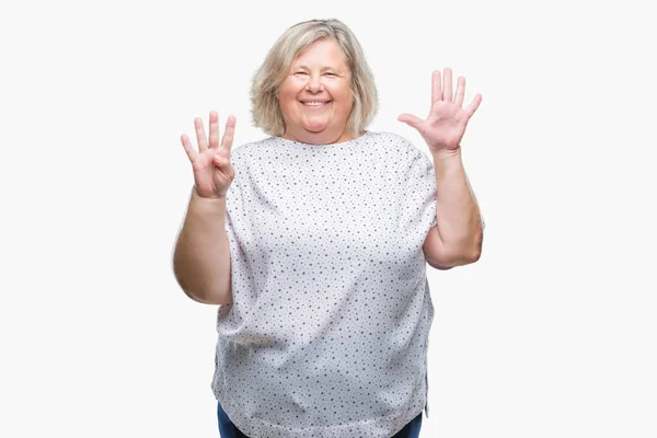 シニア プラス サイズ以上の白人女性孤立の背景表示と指で上向きナンバー ナイン自信を持って 幸せな笑みを浮かべて — ストック写真