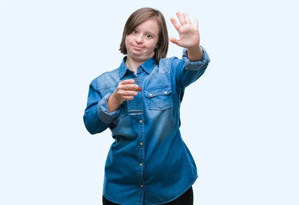 Mladé Dospělé Ženy Pitnou Vodou Izolované Pozadí Downovým Syndromem Otevřít — Stock fotografie