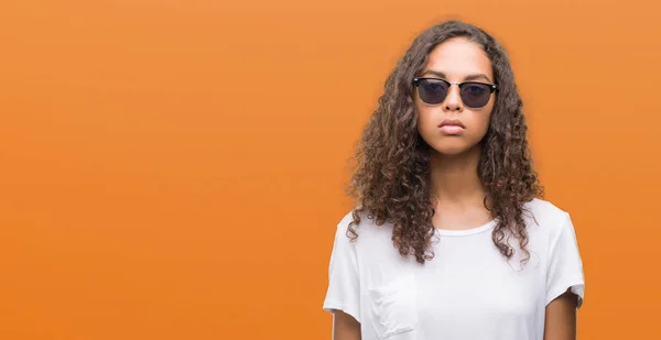 Mulher Hispânica Jovem Usando Óculos Sol Com Expressão Séria Rosto — Fotografia de Stock