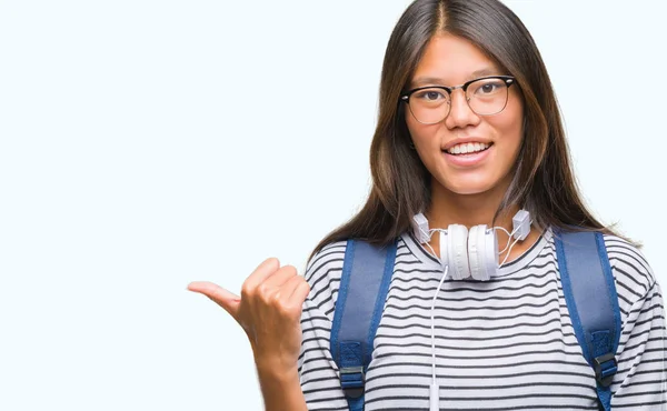 Joven Estudiante Asiática Mujer Con Auriculares Mochila Sobre Fondo Aislado —  Fotos de Stock