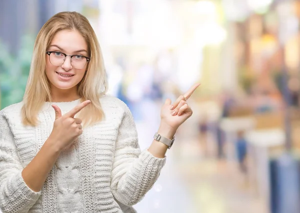 Mujer Caucásica Joven Con Gafas Sobre Fondo Aislado Sonriendo Mirando — Foto de Stock