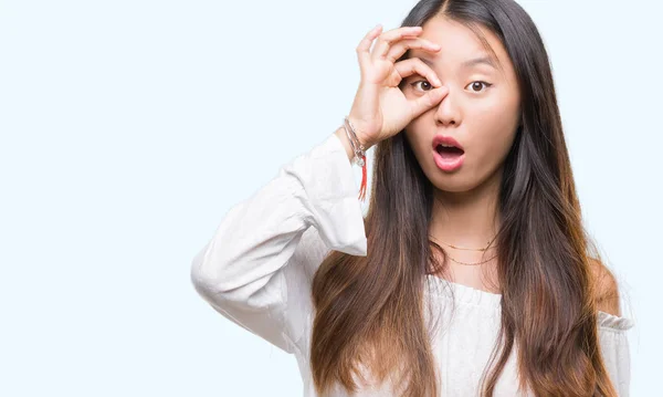 Joven Mujer Asiática Sobre Aislado Fondo Haciendo Gesto Sorprendido Con — Foto de Stock