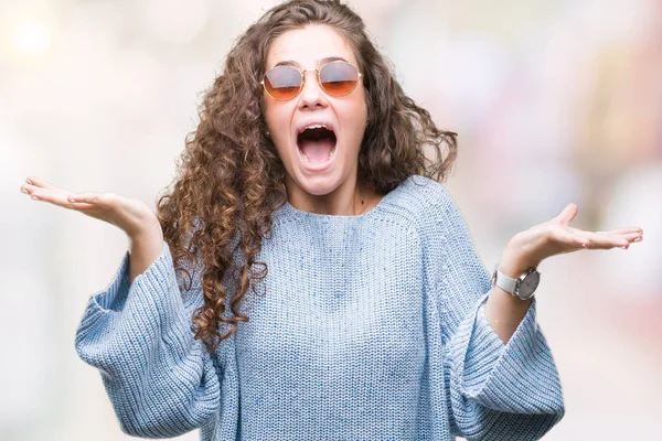 Linda Morena Cabelo Encaracolado Jovem Usando Óculos Sol Sobre Fundo — Fotografia de Stock