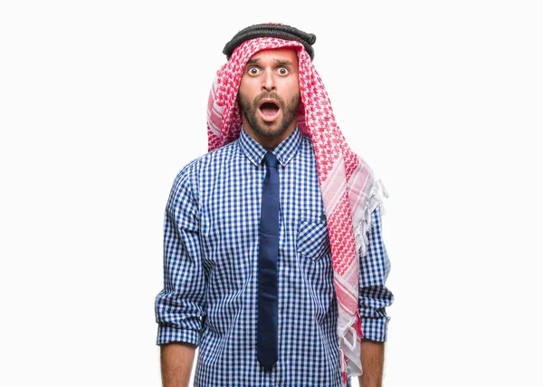 驚きの表現 恐怖と興奮した顔でショックを受けて孤立した背景にクーフィーヤを着た若いハンサムなアラビアン ビジネス男 — ストック写真