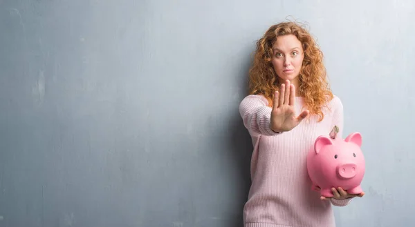 Jonge Roodharige Vrouw Grijs Grunge Muur Holding Piggy Bank Dollar — Stockfoto