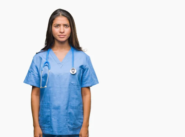 Mujer Joven Médico Árabe Cirujano Sobre Fondo Aislado Escéptico Nervioso —  Fotos de Stock