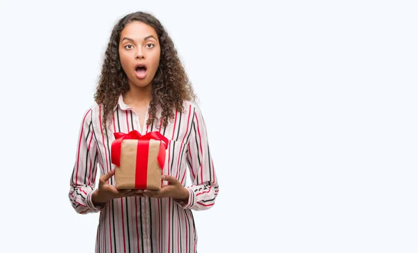 Joven Mujer Hispana Enamorada Sosteniendo Presente Asustada Shock Con Una — Foto de Stock