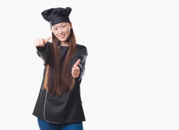 Junge Chinesin Mit Isoliertem Hintergrund Kochuniform Die Zustimmend Positive Geste — Stockfoto