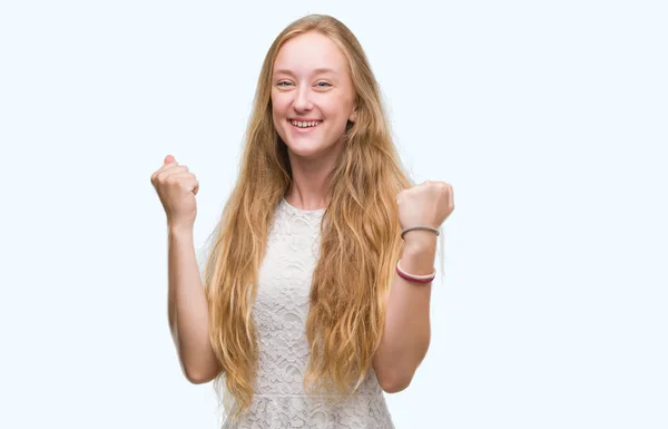 Blonde Teenager Frau Schreit Stolz Und Feiert Sieg Und Erfolg — Stockfoto