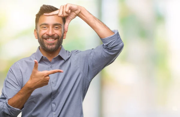 Pria Dewasa Hispanik Dengan Latar Belakang Terisolasi Tersenyum Membuat Frame — Stok Foto