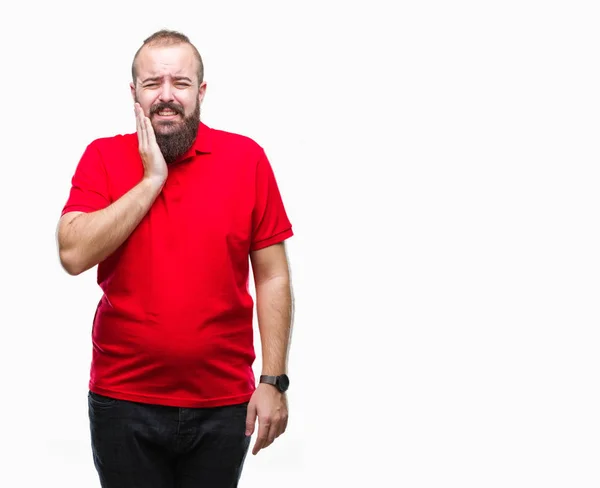 歯痛や歯の歯科病気のため痛みを伴う式で手で口に触れて分離の背景に赤いシャツを着ている若い白人ヒップ男 歯医者コンセプト — ストック写真