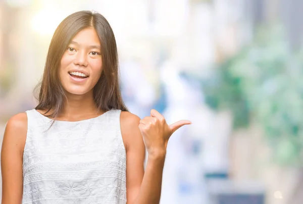 Jovem Asiática Mulher Sobre Isolado Fundo Sorrindo Com Feliz Rosto — Fotografia de Stock