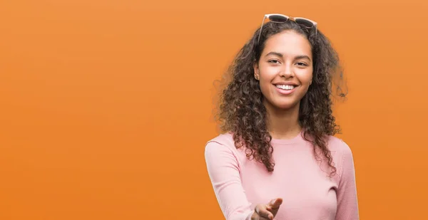 Mulher Hispânica Jovem Bonita Usando Óculos Sol Sorrindo Oferta Amigável — Fotografia de Stock