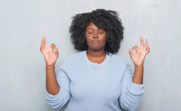 Mujer Afroamericana Joven Sobre Pared Gris Grunge Vistiendo Suéter Invierno —  Fotos de Stock