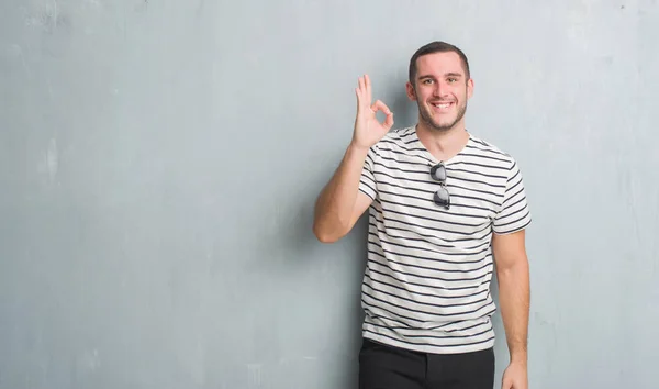 Homem Caucasiano Jovem Sobre Parede Grunge Cinza Sorrindo Positivo Fazendo — Fotografia de Stock