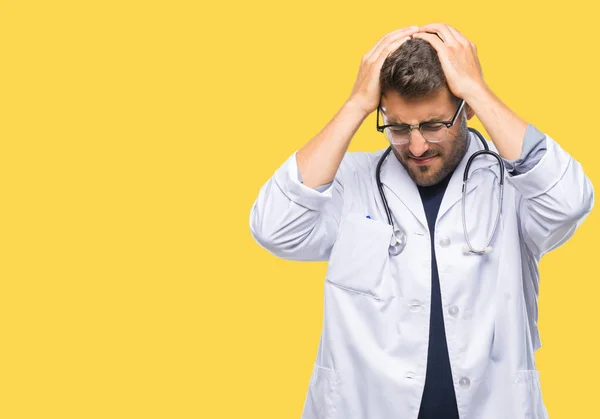 Joven Médico Guapo Sobre Fondo Aislado Que Sufre Dolor Cabeza —  Fotos de Stock