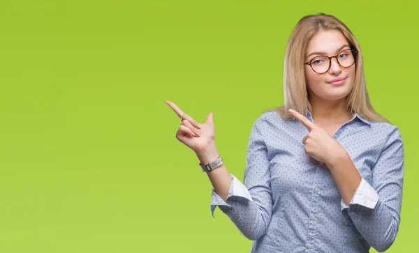 Joven Mujer Negocios Caucásica Con Gafas Sobre Fondo Aislado Sonriendo —  Fotos de Stock