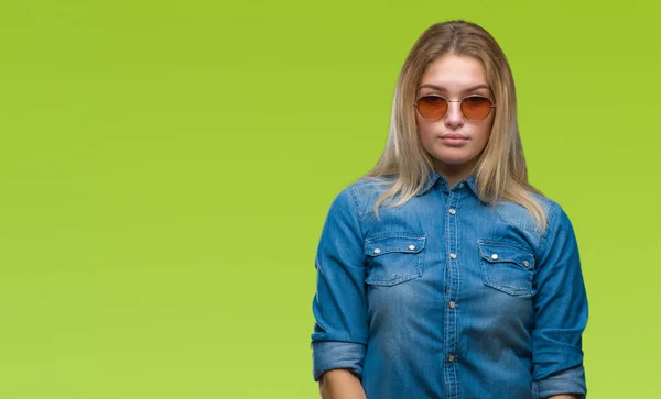 Mulher Branca Jovem Usando Óculos Sol Sobre Fundo Isolado Com — Fotografia de Stock