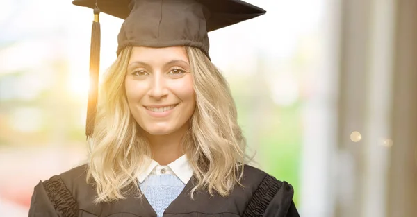 Mladá Žena Postgraduální Spokojené Smíchy Přirozený Úsměv — Stock fotografie