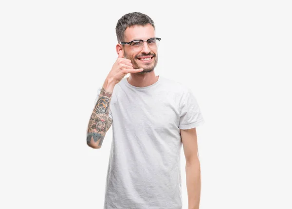 Joven Hombre Adulto Tatuado Sonriendo Haciendo Gesto Telefónico Con Mano — Foto de Stock