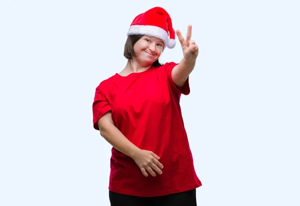 Молодая Взрослая Женщина Синдромом Дауна Рождественской Шляпе Изолированном Фоне Улыбается — стоковое фото