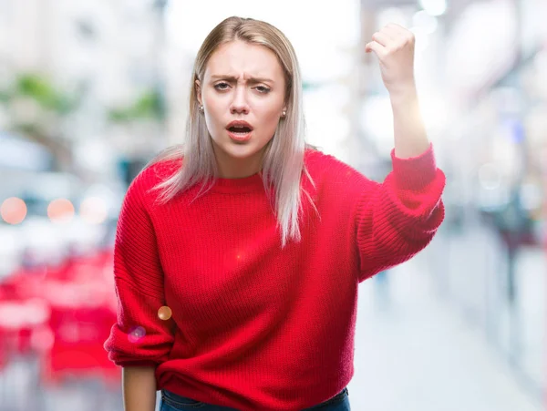 Unga Blonda Kvinnan Klädd Vinter Tröja Över Isolerade Bakgrund Arg — Stockfoto