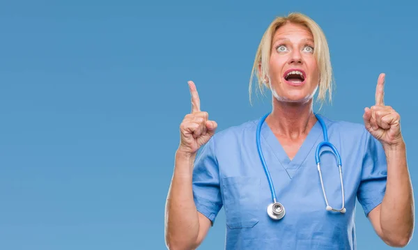 Enfermera Rubia Mediana Edad Cirujana Mujer Sobre Fondo Aislado Asombrada — Foto de Stock