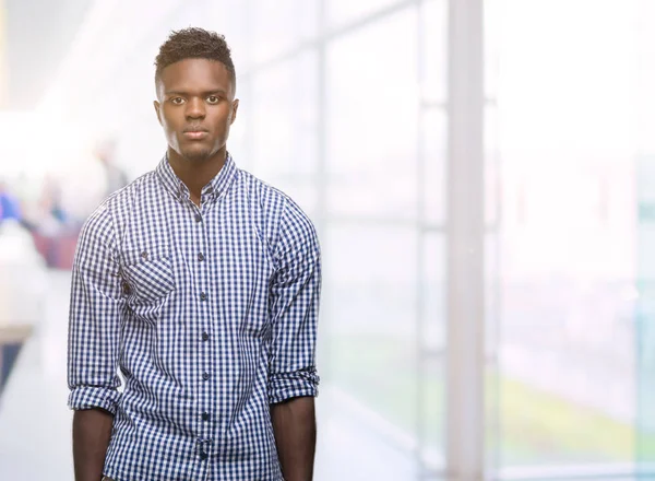 Giovane Uomo Afroamericano Con Camicia Blu Con Espressione Seria Sul — Foto Stock