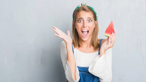 Mulher Bonita Sobre Grunge Parede Cinza Comendo Melancia Muito Feliz — Fotografia de Stock