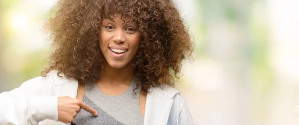 African American Fitness Kvinna Utbildning Med Överraskning Ansikte Pekande Finger — Stockfoto