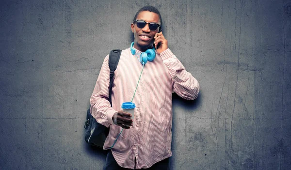 Africano Negro Estudiante Feliz Hablando Con Teléfono Móvil Smartphone — Foto de Stock