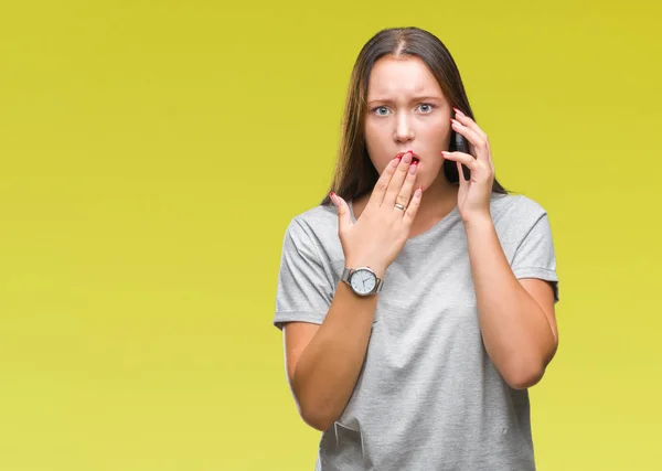 Joven Hermosa Mujer Caucásica Hablando Teléfono Inteligente Sobre Fondo Aislado — Foto de Stock