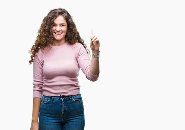 Hermosa Morena Pelo Rizado Joven Con Suéter Rosa Sobre Fondo — Foto de Stock