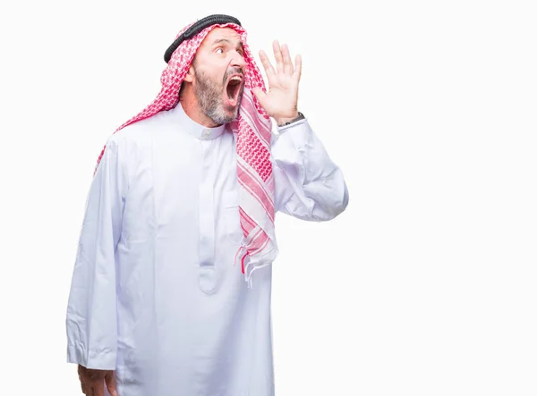 叫ぶと 口の中に手の側に大声で叫んで分離の背景にクーフィーヤを着てシニアのアラブ人 通信の概念 — ストック写真