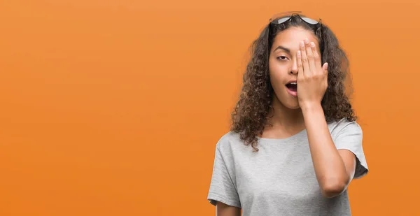 Mulher Hispânica Jovem Bonita Usando Óculos Cobrindo Olho Com Mão — Fotografia de Stock