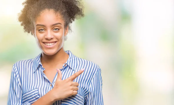 Unga Afro Amerikansk Kvinna Över Isolerade Bakgrund Glada Med Ett — Stockfoto