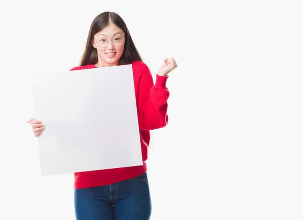 Unga Kinesiska Kvinnan Över Isolerade Bakgrund Håller Tom Banner Skrek — Stockfoto