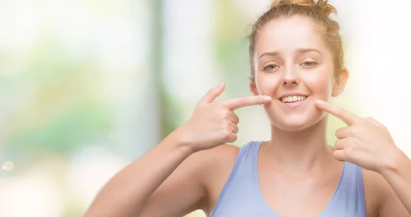 Unga Blonda Kvinnan Ler Självsäker Visar Och Pekar Med Fingrar — Stockfoto