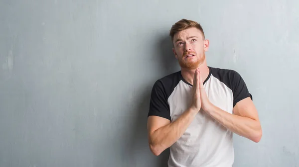 Young Redhead Man Grey Grunge Wall Begging Praying Hands Together — Stock Photo, Image