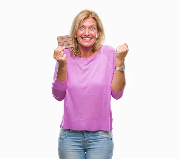 Donna Bionda Mezza Età Che Mangia Barretta Cioccolato Sfondo Isolato — Foto Stock