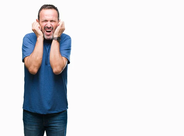 中年騒々しい音楽のノイズの腹式指で耳を覆う孤立した背景に白髪の年配の男性 聴覚障害者の概念 — ストック写真