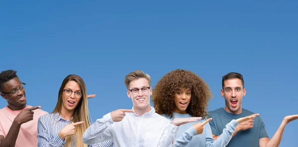 Composición Grupo Amigos Sobre Tierra Negra Azul Asombrado Sonriendo Cámara —  Fotos de Stock