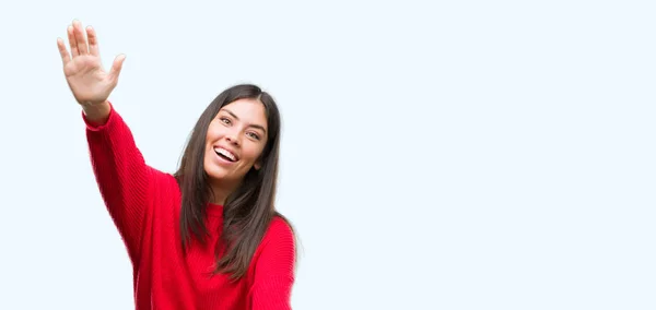 Giovane Bella Ispanico Indossa Maglione Rosso Guardando Fotocamera Sorridente Braccia — Foto Stock