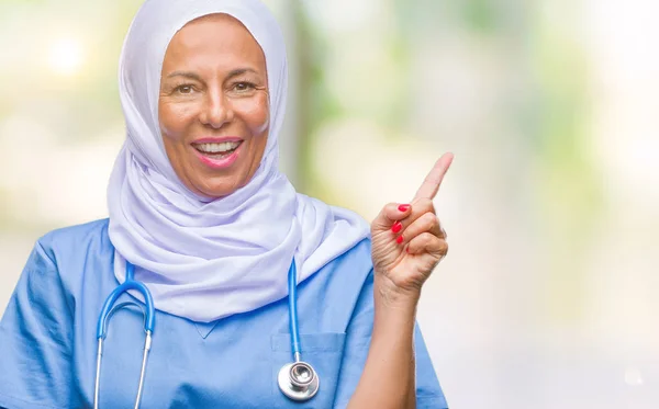 Старшая Арабская Медсестра Средних Лет Носит Хиджаб Изолированном Фоне Широкой — стоковое фото