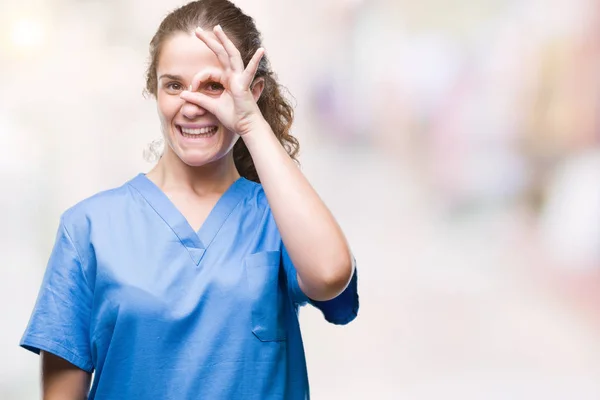 Jonge Brunette Dokter Meisje Verpleegkundige Chirurg Uniform Dragen Geïsoleerde Achtergrond — Stockfoto