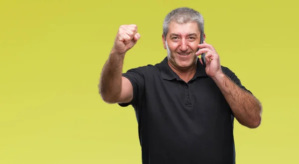 Bonito Homem Sênior Falando Smartphone Sobre Fundo Isolado Irritado Frustrado — Fotografia de Stock