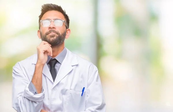 Üzerinde Beyaz Önlük Giyiyor Yetişkin Latin Asıllı Bilim Adamı Doktor — Stok fotoğraf