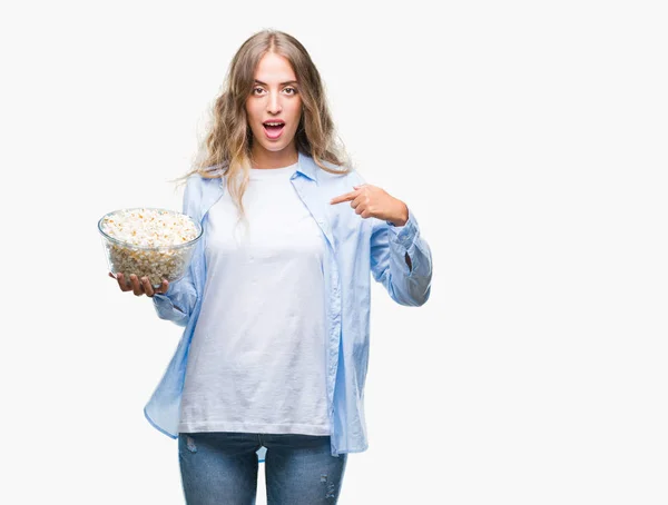 Mooie Jonge Blonde Vrouw Popcorn Eten Geïsoleerde Achtergrond Met Verrassing — Stockfoto