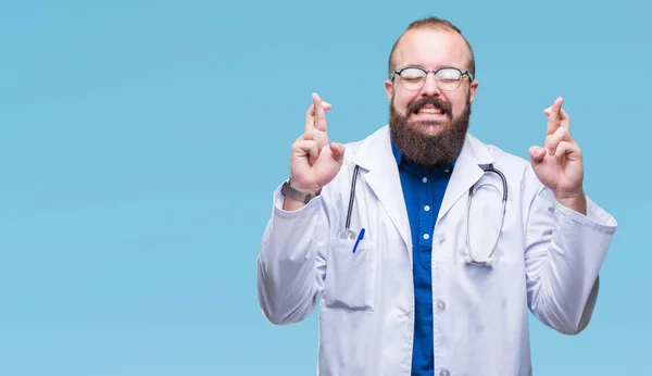 Joven Médico Caucásico Vestido Con Bata Blanca Médica Sobre Fondo — Foto de Stock