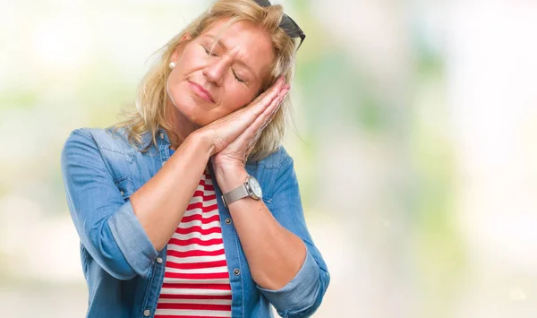 Mujer Rubia Mediana Edad Sobre Fondo Aislado Durmiendo Cansado Soñando —  Fotos de Stock